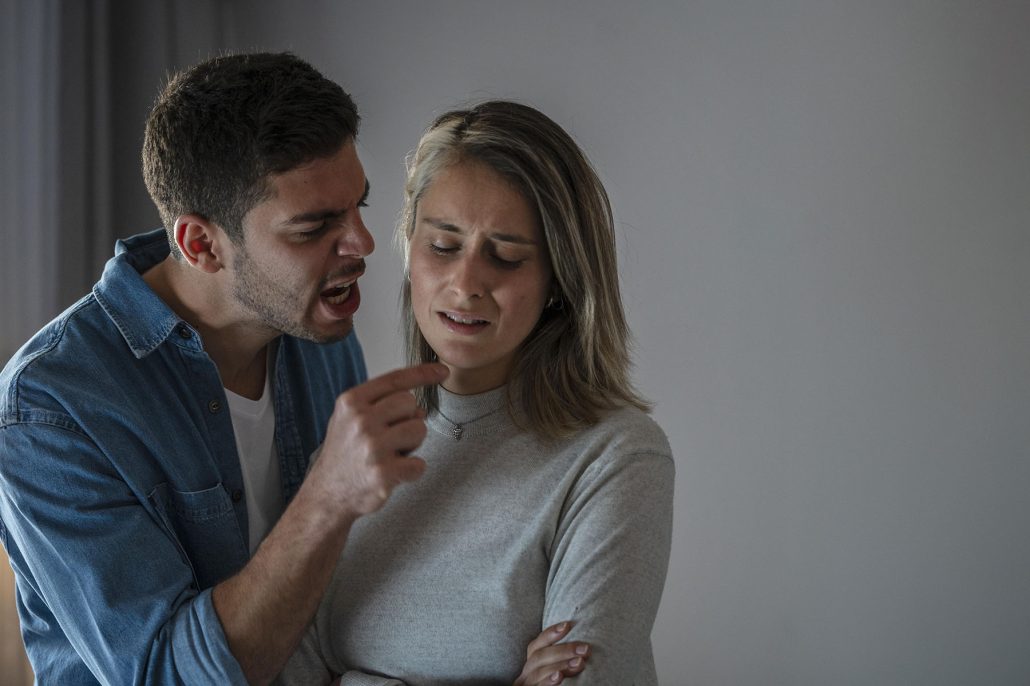 esposa e marido brigando, marido me trata mal