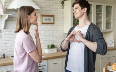 casal conversando usando linguagem gestual