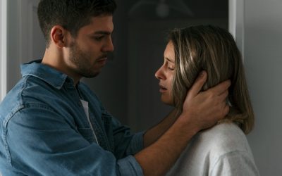mulher e homem em relacionamento com sinais de dependência emocional e insegurança